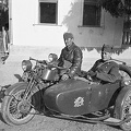 Hadgyakorlatot ellenőrző tiszt egy Dombóvár környéki falu utcáján. Méray Motorkerékpárgyár Rt. oldalkocsis motorkerékpárja.