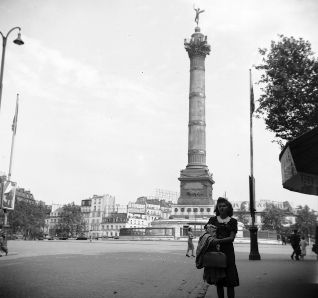 Bastille tér Július oszlop a Szabadság szelleme szoborral.