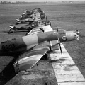 repülőtér. Előtérben egy Junkers Ju-86K-2 típusú repülőgép, háttérben Heinkel He-70K távolfelderítő repülőgépek sorakoznak.