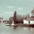 a Rába folyó torkolata a Mosoni Dunánál. Előtérben a Czuczor Gergely bencés gimnázium csónakháza, háttérben a Kossuth híd.