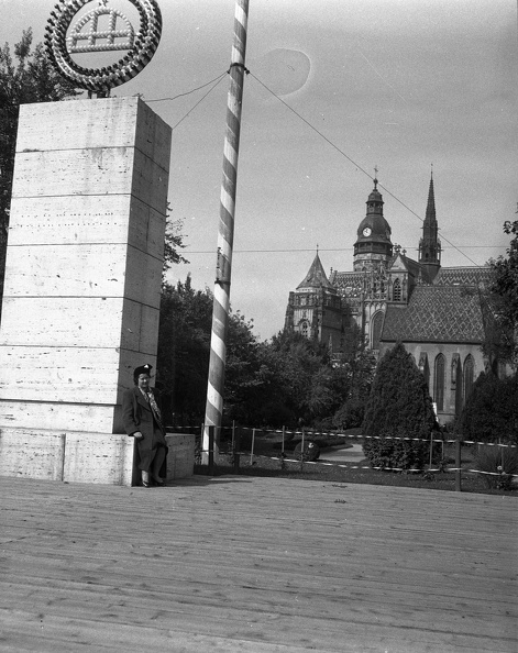 Szabadság tér (Námestie slobody), Országzászló, háttérben a Szent Erzsébet-főszékesegyház (Dóm).