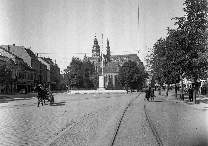 Szabadság tér (Námestie slobody), az Országzászló mögött a Szent Mihály-templom és a Szent Erzsébet-főszékesegyház (Dóm).