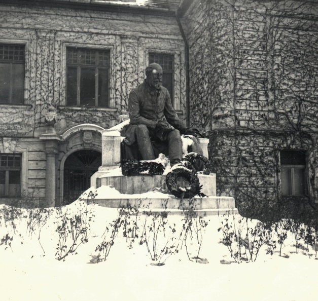 Jókai Mór szobra (Berecz Gyula, 1937.) a Duna Menti Múzeum (Kultúrpalota) előtt.