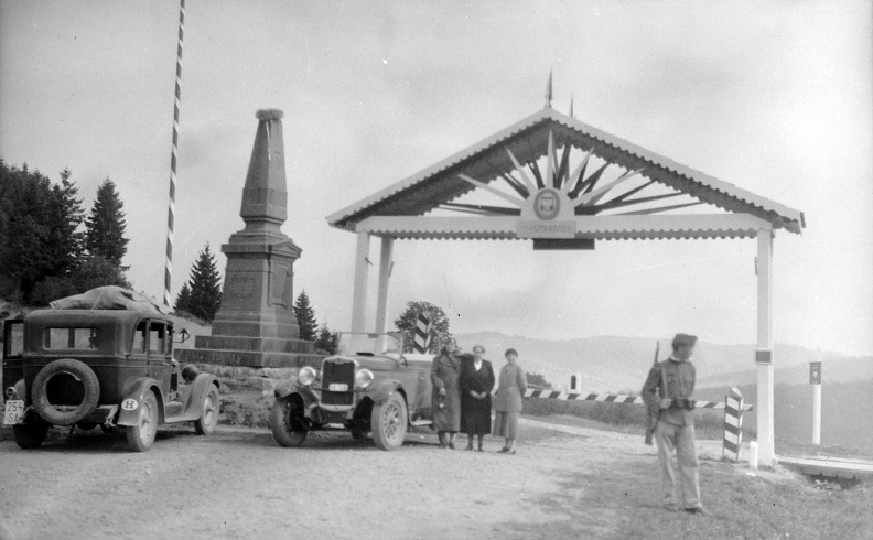 a Millennium idején felállított emlékobeliszk (1950-ben elbontották) és a győzelmi kapu.