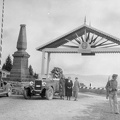 a Millennium idején felállított emlékobeliszk (1950-ben elbontották) és a győzelmi kapu.
