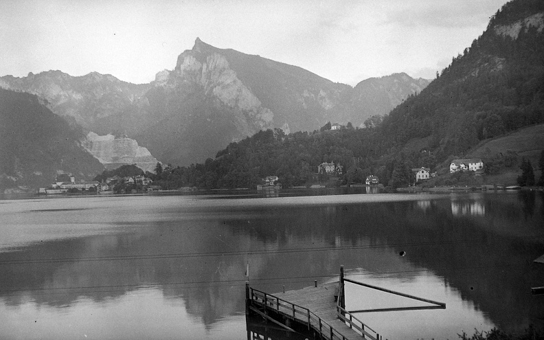 a Traun tó partján, háttérben az Eibenberg.