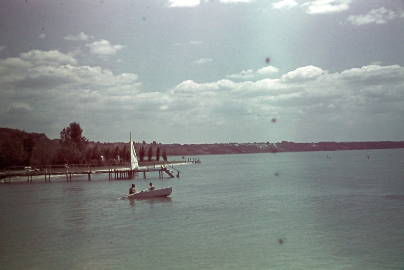 Balaton part a Székesfővárosi tisztviselők üdülőtelepe (később Honvéd üdülő) előtt.