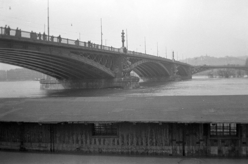 Margit híd az Újpest rakpart felől.