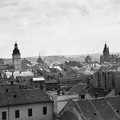 az előtérben a Rákóczi körút (Moyzesova), a háttérben balra az Orsolya-rendi templom tornya és a színház kupolája, jobbra az Orbán-torony, a Szent Erzsébet főszékesegyház és a Domonkos templom tornya.