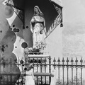 Fő utca, Szűz Mária szobor a Kapucinus templom falánál.