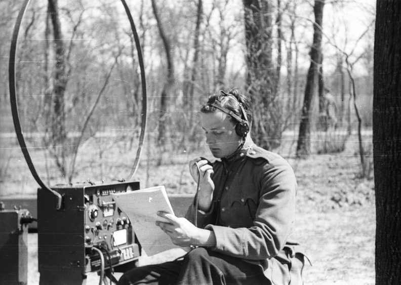 Híradós katona egy R/3-as típusú katonai rádióval.