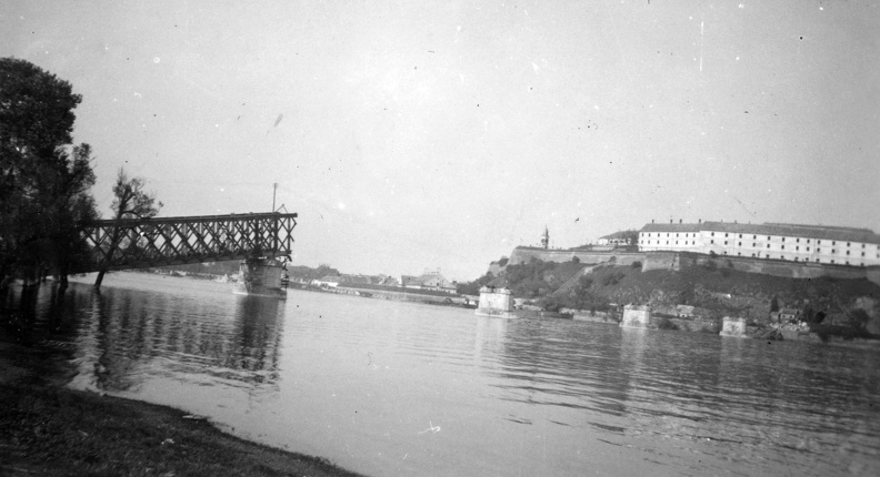 Péterváradi vár és a lerombolt vasúti híd.