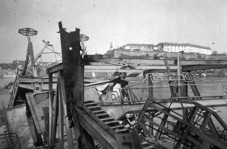 Péterváradi vár és a szerbek által felrobbantott újvidéki közúti híd roncsa.