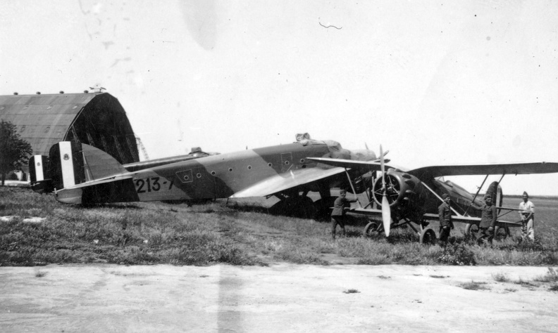repülőtér, az olasz légierő Savoia-Marchetti SM.81 típusú bombázója és Romeo Ro.41 típusú iskolarepülőgépe.