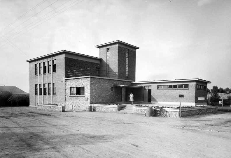 Hősök tere, a Péti Nitrogén Műtrágyagyár Rt. lakótelepe, a gyár közvetlen védelmét ellátó őrkülönítmény épülete.