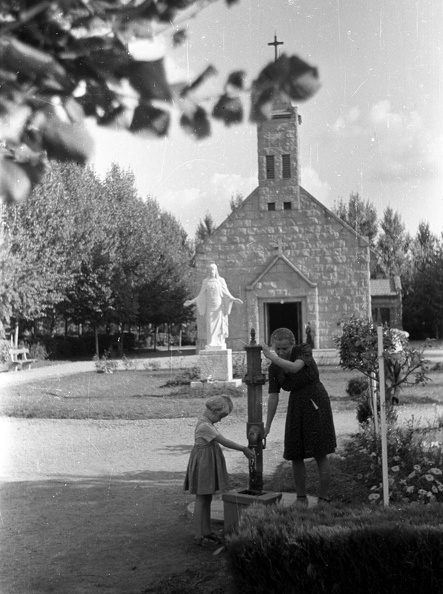 park a Balatoni út - Gesztenye sor sarkán. A Szent István király templom előtt a Jézus szíve-szobor (Krasznai Lajos, 1944.).