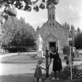 park a Balatoni út - Gesztenye sor sarkán. A Szent István király templom előtt a Jézus szíve-szobor (Krasznai Lajos, 1944.).
