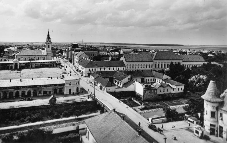 kilátás a Rákóczi téren álló katolikus templom tornyából a Hősök tere (Piac tér), és a református templom felé.