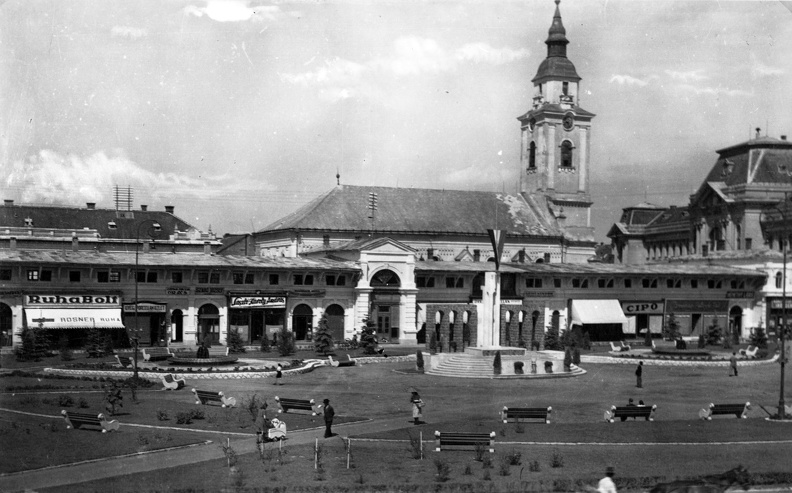 Hősök tere (Piac tér), háttérben a református templom.
