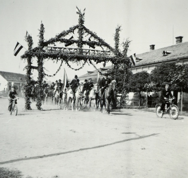 Fényi utca (Strada Uzinei), a nagykárolyiak fogadó-bizottsága a magyar csapatok bevonulása idején.