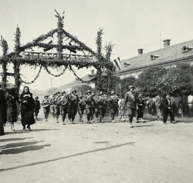 Fényi utca (Strada Uzinei), a gyalogezred zenekara a magyar csapatok bevonulása idején.