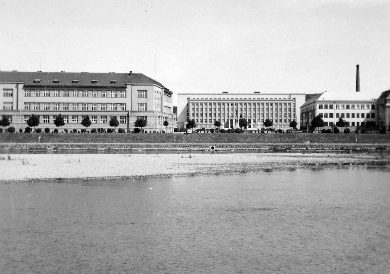 jobbra a volt királyi törvényszék ügyészség és járásbíróság épülete, balra a volt csendőrparancsnokság, középen a volt parlament.