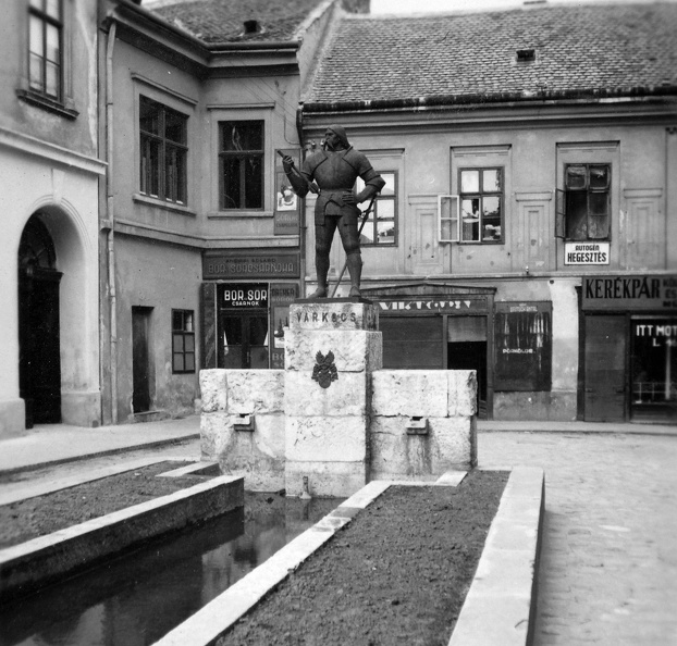 Várkapu utca, Varkocs György várkapitány szobra (Erdei Dezső, 1938.).