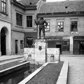 Várkapu utca, Varkocs György várkapitány szobra (Erdei Dezső, 1938.).