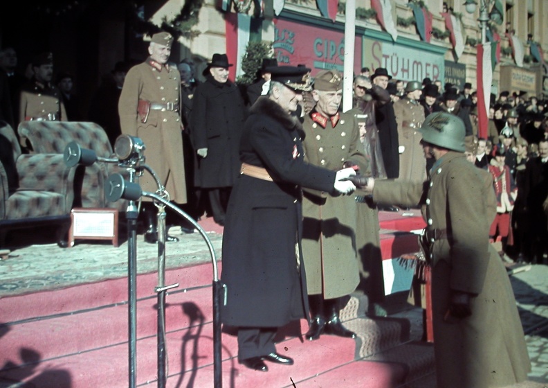 Horthy Miklós kormányzó ünnepség keretében kitüntetést ad át. Mellette Keresztes-Fischer Lajos altábornagy, hátul Bartha Károly vezérezredes, honvédelmi miniszter.