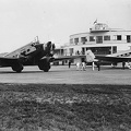 Wibault 283-T és Douglas DC-2 típusú utasszállító repülőgép.