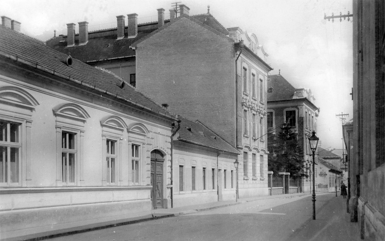 Király Püspök utca, szemben a bencés (ma Selye János) gimnázium épülete.