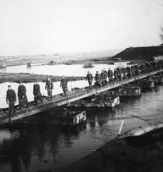 a Déli-Bug folyó 1941. október végén. A pontonhidat a Magyar Királyi Török Ignác II. utászzászlóalj építette.
