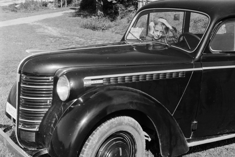 Opel Olympia (1937-1940) típusú személygépkocsi.