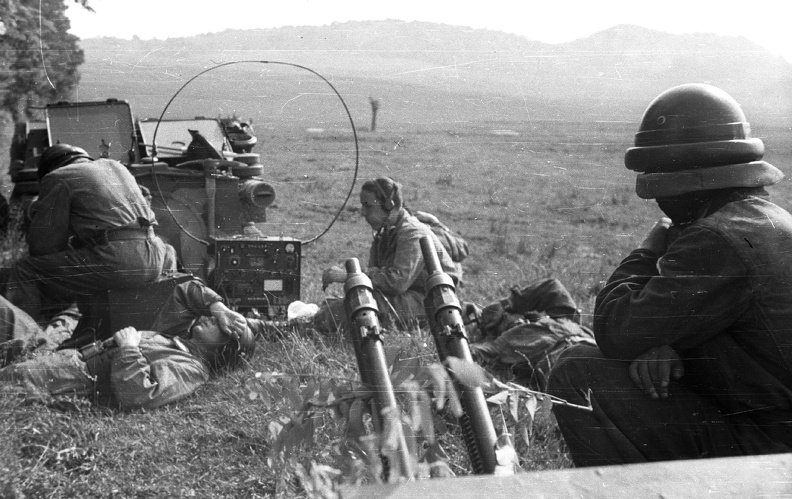 35 M. Ansaldó kis harckocsi és egyik kezelője, szemben híradós katonák egy R/3-as típusú katonai rádióval.