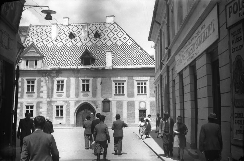 Mátyás király szülőháza az Óvárban (a legrégebbi emeletes ház a városban) a Mátyás király utcából (Strada Matei Corvin) nézve.