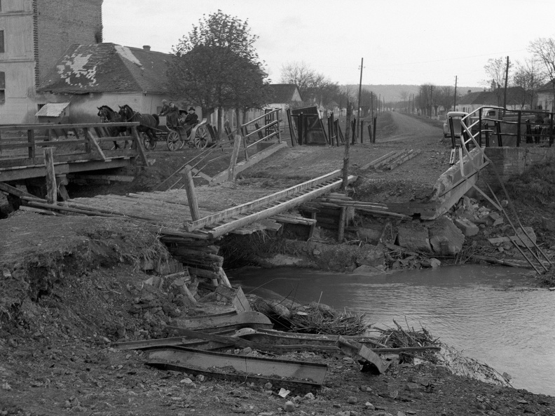 lerombolt híd a Karasica patak felett, balra a malom épülete.