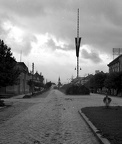 Kossuth Lajos utca, szemben a Szent Kereszt-templom.