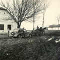 a sárban elakadt Opel Kadett típusú személygépkocsi kimentése a magyar csapatok bevonulása idején.