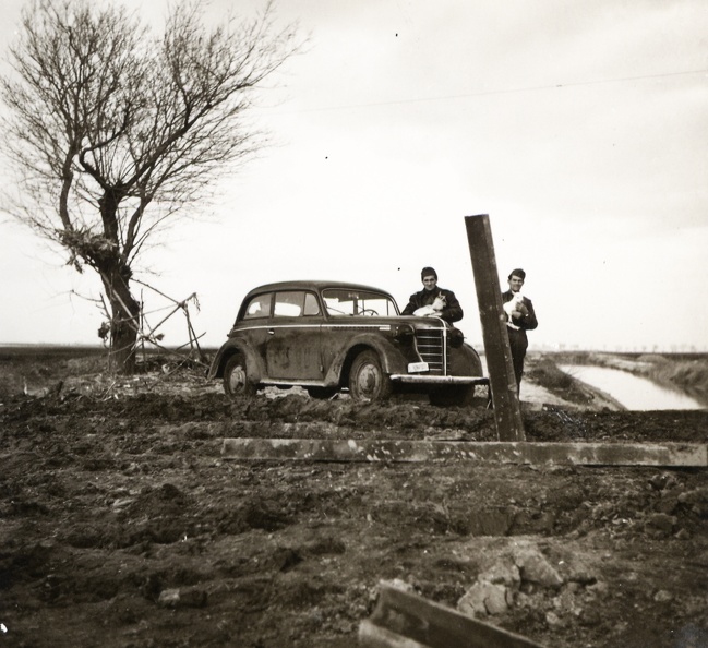 Opel típusú személygépkocsi egy lerombolt harckocsiakadály előtt a magyar csapatok bevonulása idején.