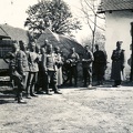 szerb hadifoglyok egy tanya udvarán a magyar csapatok bevonulása idején.
