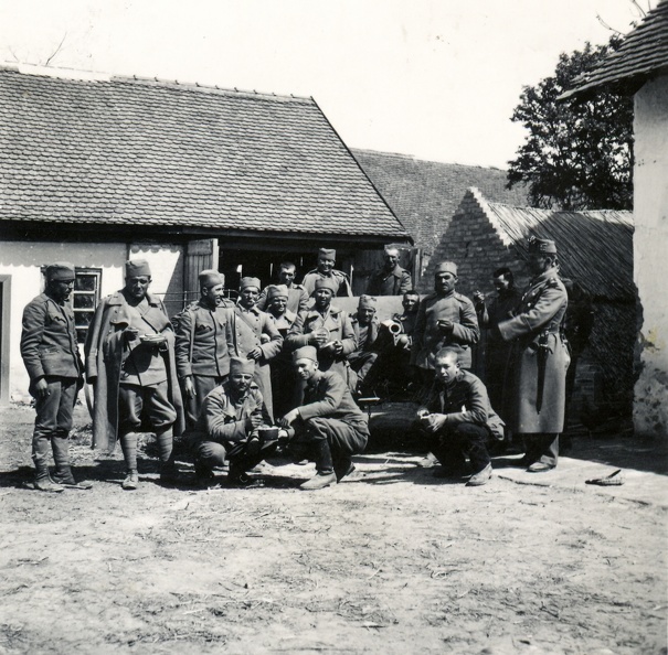 szerb hadifoglyok egy tanya udvarán a magyar csapatok bevonulása idején.