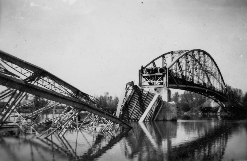 a felrobbantott vasúti híd.