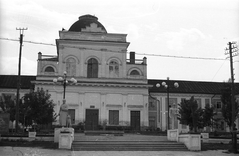 Leontovics (Lenin) utca - Szaska utca sarok, a kép készítése idején színháznak átalakított domonkos kolostor székesegyháza (ma ortodox székesegyház).