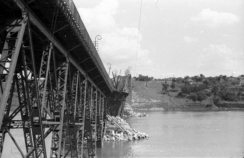 a lerombolt vasúti híd a Bug folyón.
