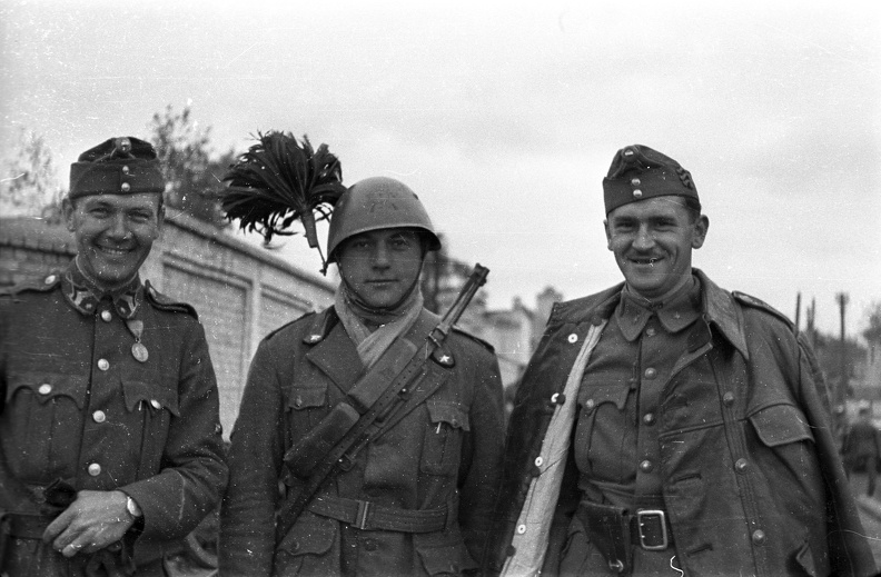 olasz katona magyar katonákkal a Dnyeper folyón létesített pontonhíd város felőli hídfőjénél.