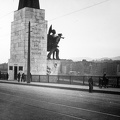 Petőfi (Horthy Miklós) híd, Haditengerészeti Hősi Emlékmű.