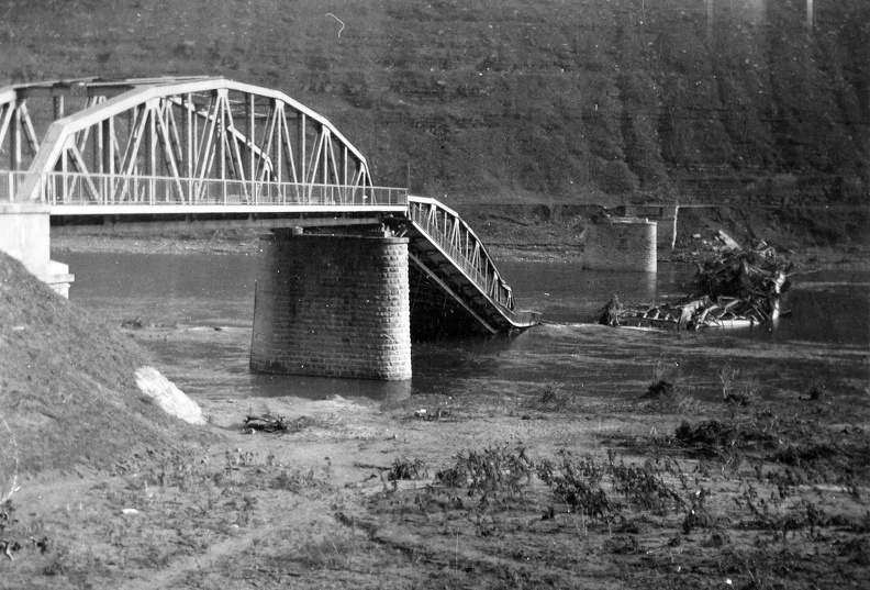 felrobbantott Dnyeszter híd Mihalcse és Usztecsko között.
