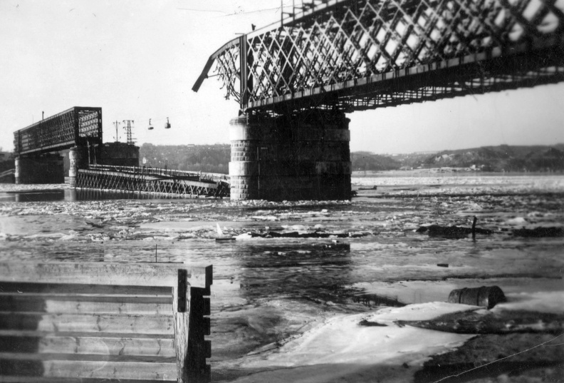 az 1941-ben felrobbantott Darnytsia vasúti híd a Dnyeper folyón.