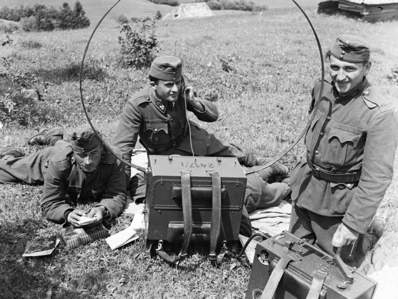Híradós katonák R/3-as típusú katonai rádióval.