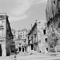 a Hrescsatik sugárút felrobbantott épületei, szemben a Kis Passzázs, jobbra a Külkereskedelmi Bank romjai.